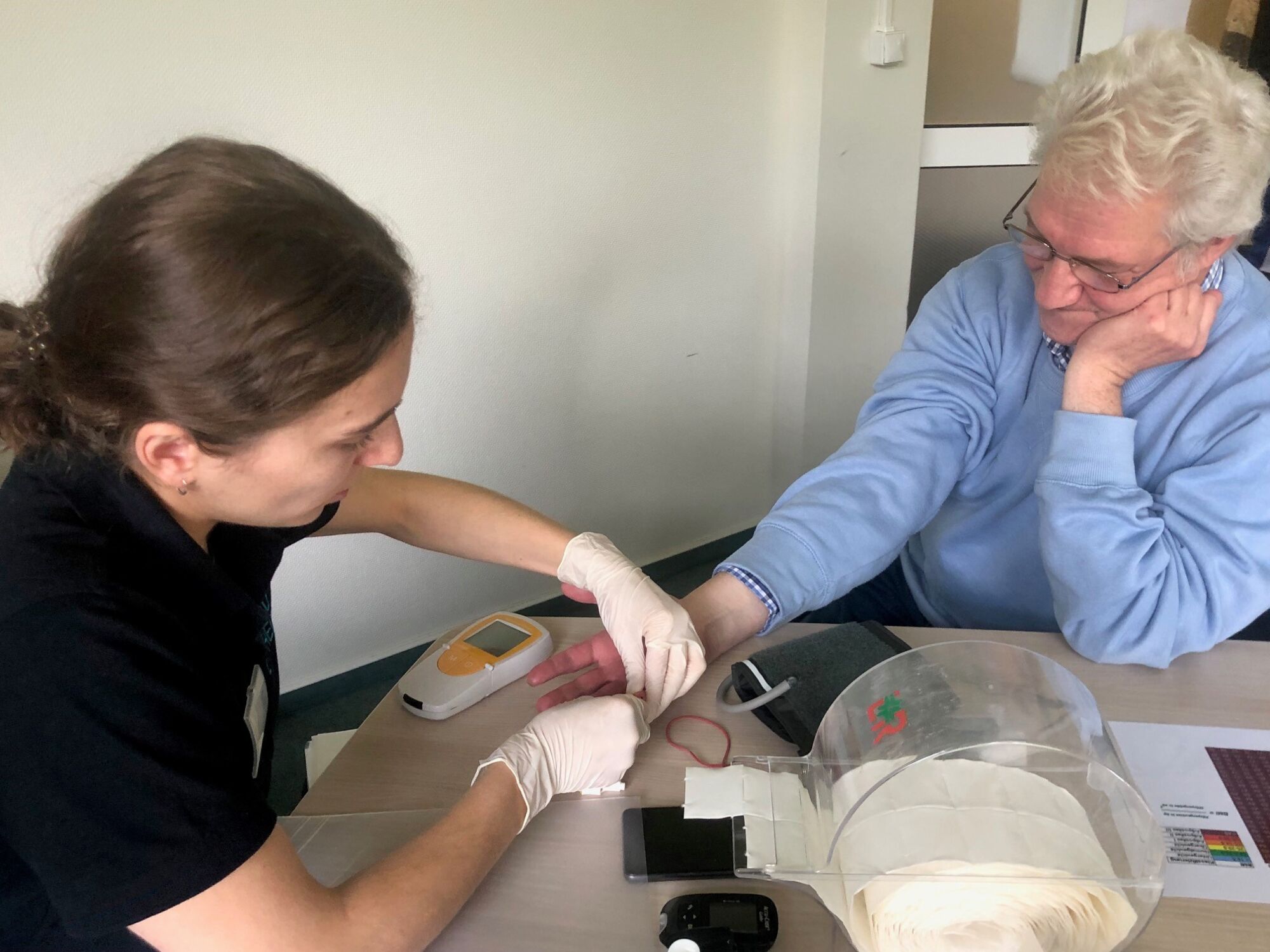 Foto: Teilnehmer des Gesundheitstages beim Bluttest Foto: Teilnehmer des Gesundheitstages beim Bluttest